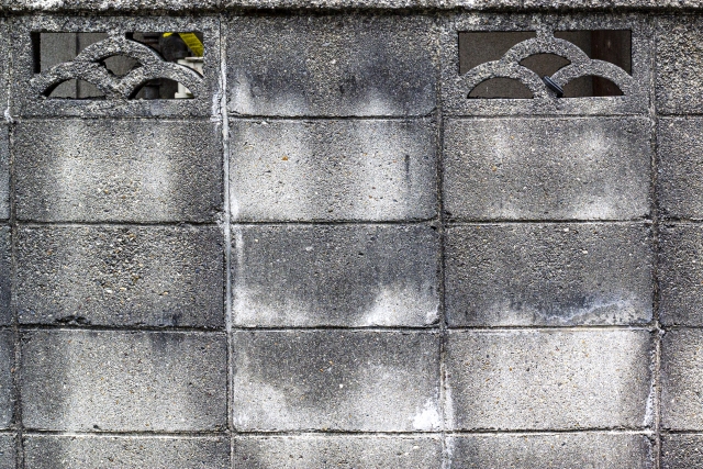 ロック塀の白華現象イメージ図